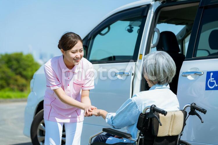 介護のイメージ（写真AC「介護」検索より／人物・国籍を連想させない用途の素材）